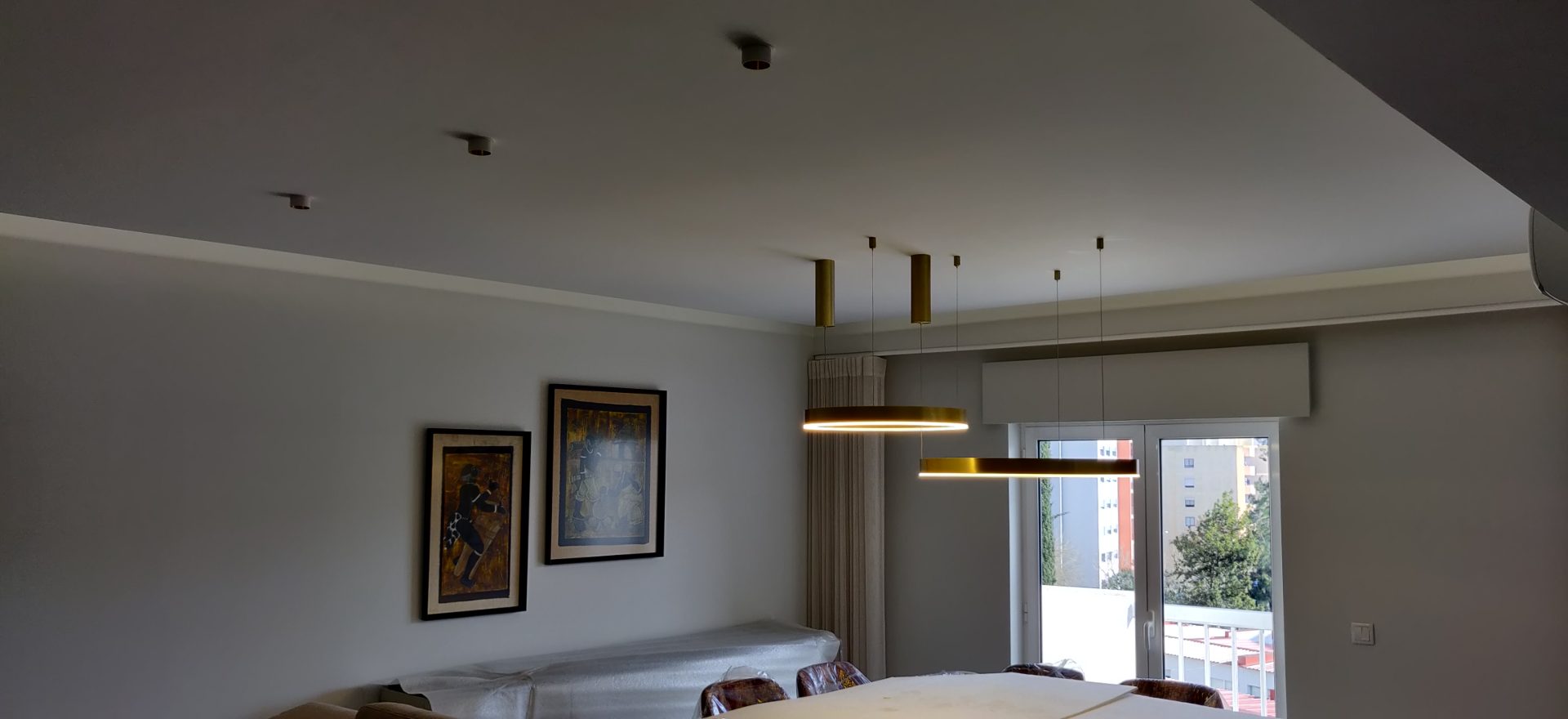 Sala de Jantar com Candeeiro Anelar Dourado de Design