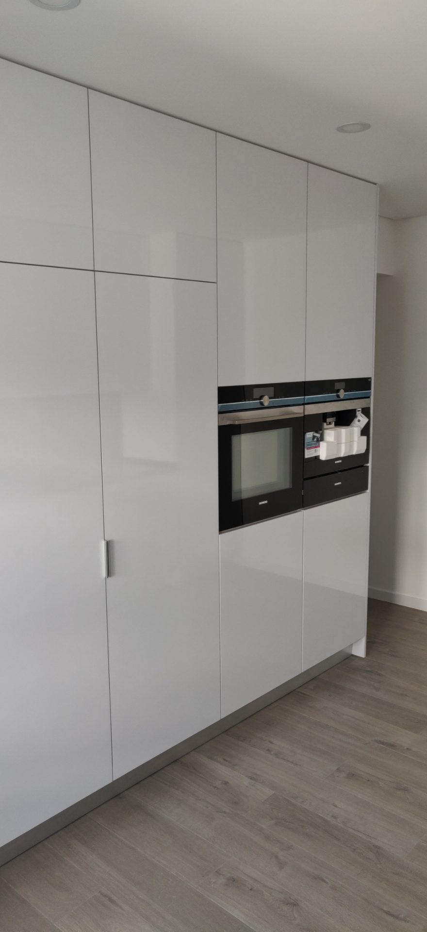 Quarto com Janela Ampla e Decoração Minimalista
