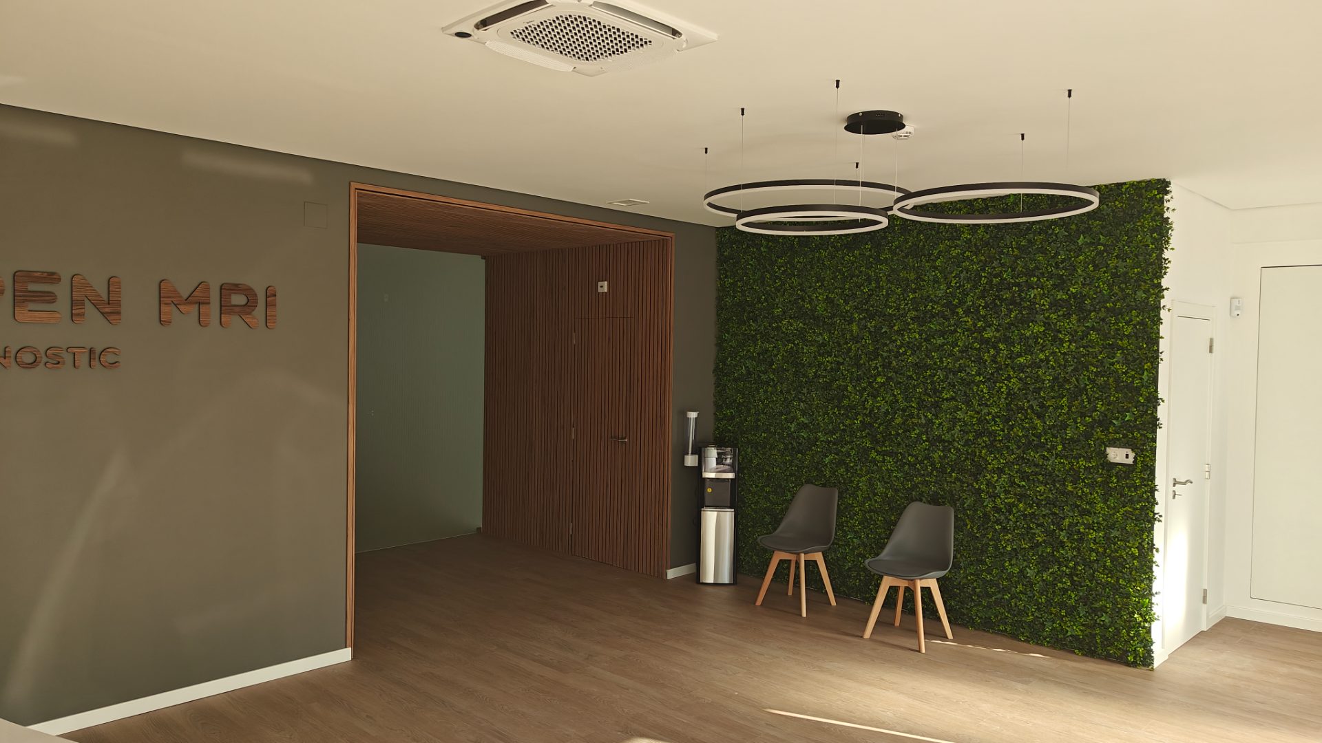 Sala de Espera com Poltronas de Design e Ambiente Acolhedor